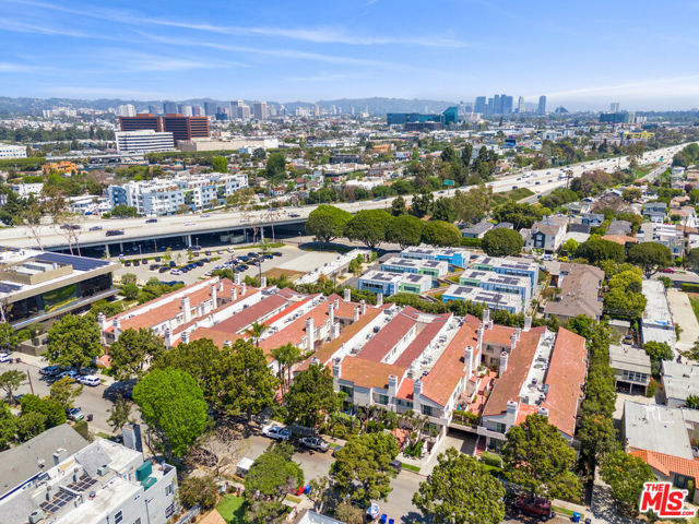 2405 34th Street, Santa Monica CA: https://media.crmls.org/mediaz/b82d5536-614c-4623-8089-ab7230fa9321.jpg