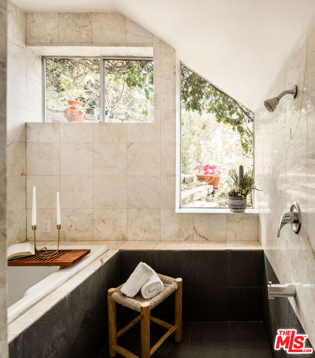 3720 Alta Mesa Drive, Studio City CA: https://media.crmls.org/mediaz/b82daeb3-5eae-4668-92a2-0016f914f0b7.jpg