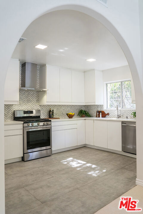 1515 N Fairfax Avenue, Los Angeles CA: https://media.crmls.org/mediaz/b82db36b-6121-48ab-ab0a-d597fe5a8252.jpg
