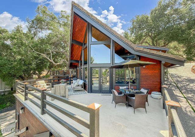 123 Lake Sherwood Drive, Lake Sherwood CA: https://media.crmls.org/mediaz/b82df31c-718e-4bbe-bf46-411f689d97ea.jpg