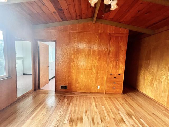 58 Pomona St, Crockett CA: https://media.crmls.org/mediaz/b82e92a2-821c-4778-97e0-89843443e083.jpg
