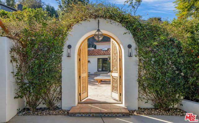 3646 Sunswept Drive, Studio City CA: https://media.crmls.org/mediaz/b82ec23e-1ad4-493b-aa78-38a7c2c7efc2.jpg