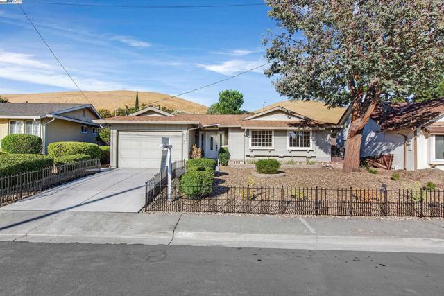 9140 Tangerine St, San Ramon CA: https://media.crmls.org/mediaz/b82f7d9b-7287-48b2-b558-7c101d6d66c5.jpg