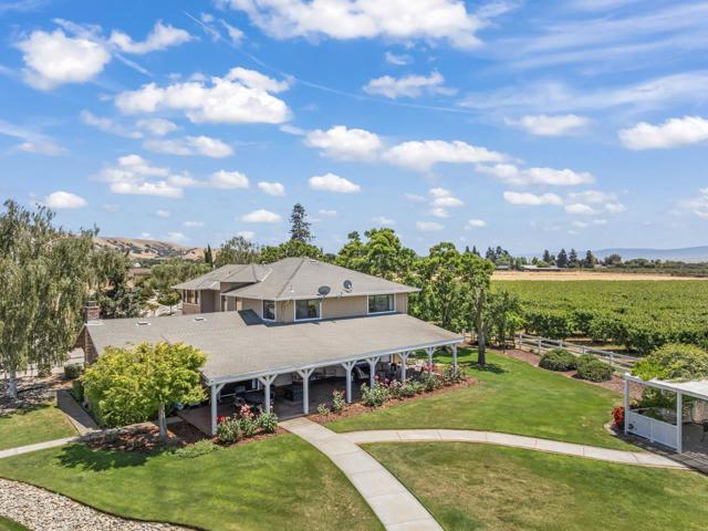 3465 Susie Lane, Gilroy CA: https://media.crmls.org/mediaz/b8306263-4111-4ed3-b6ef-bc506650dc39.jpg