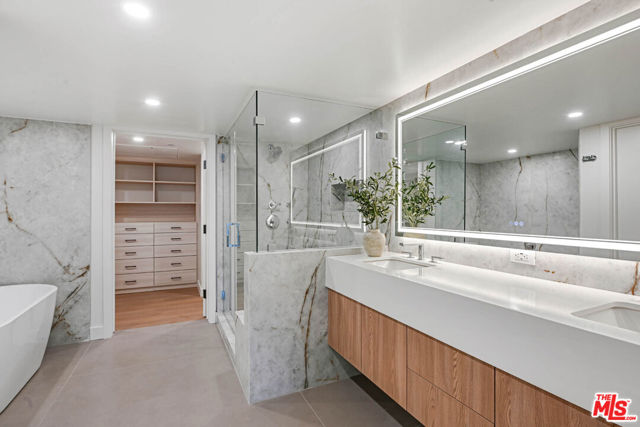 350 N Palm Drive, Beverly Hills CA: https://media.crmls.org/mediaz/b830a199-ba05-43c1-b142-52eb38bbbe21.jpg