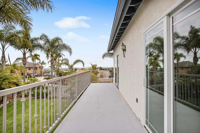 6823 Corintia St, Carlsbad CA: https://media.crmls.org/mediaz/b8310e5b-1706-4a51-9f2b-7e5267b21694.jpg