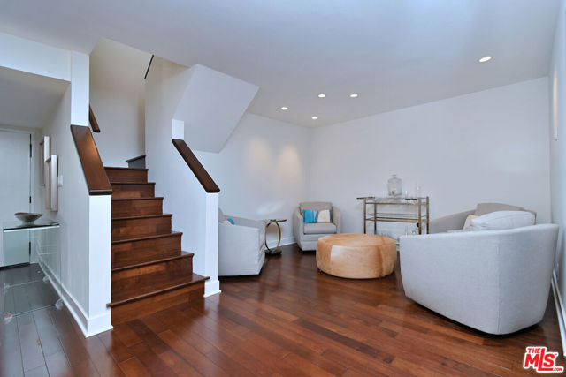 851 N Kings Road, West Hollywood CA: https://media.crmls.org/mediaz/b832e795-edf5-432a-8c68-9b1a23edc70c.jpg