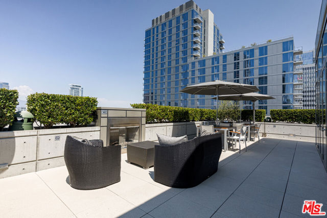 1155 S Grand Avenue, Los Angeles CA: https://media.crmls.org/mediaz/b8330556-7663-4885-bd1a-688658e30b19.jpg