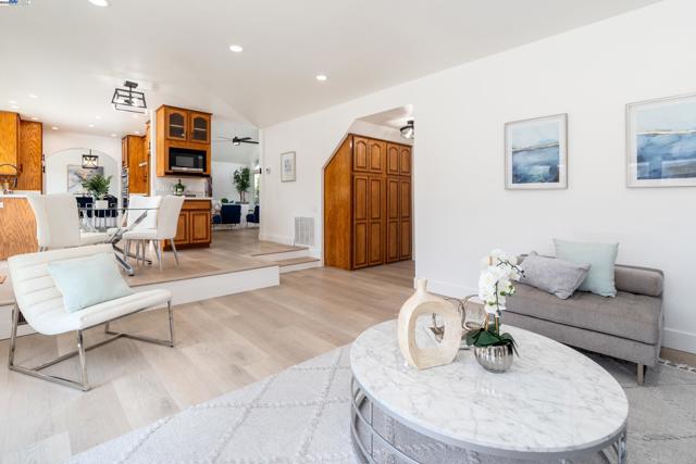 4406 Sugarland Ct, Concord CA: https://media.crmls.org/mediaz/b8344cfe-13c9-426b-8141-8ccd9ac3c9f2.jpg