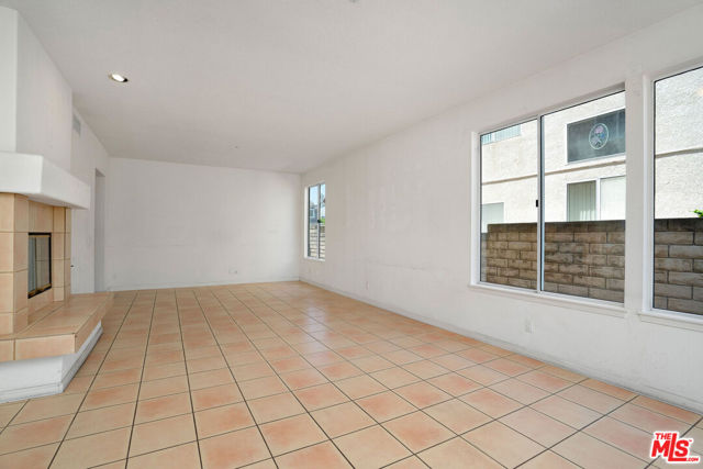 6615 Kentwood Bluffs Drive, Los Angeles CA: https://media.crmls.org/mediaz/b834988b-73e8-4d20-8010-bde7837e2e66.jpg