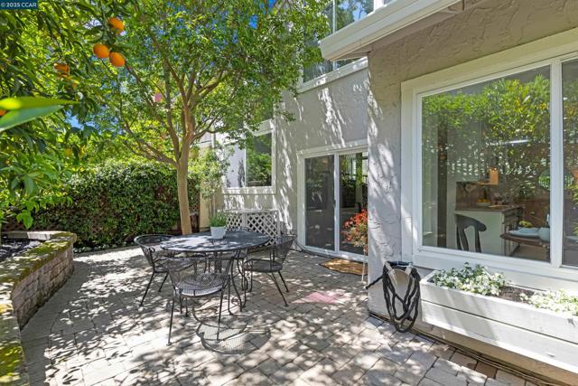 1513 Siskiyou Dr, Walnut Creek CA: https://media.crmls.org/mediaz/b836b05c-b015-4bc3-8634-e86a42f139d1.jpg