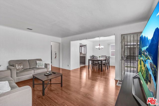 2463 Easy Avenue, Long Beach CA: https://media.crmls.org/mediaz/b8380112-399b-48f7-a763-6977ed6e027f.jpg