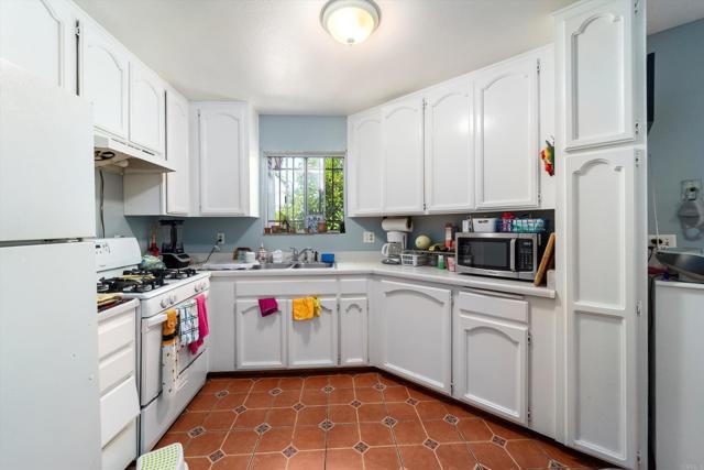 4643 Cherokee Avenue, San Diego CA: https://media.crmls.org/mediaz/b838ac55-31bd-4717-90de-6599d5bbb70d.jpg
