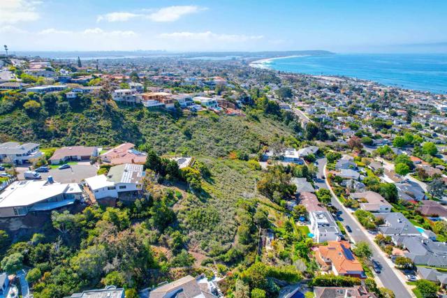 5995 La Jolla Corona Dr., La Jolla CA: https://media.crmls.org/mediaz/b839efcd-f6af-40d4-a291-66dc88340d9f.jpg