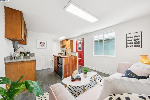 2449 26TH AVENUE, Oakland CA: https://media.crmls.org/mediaz/b83bd022-9394-4542-8900-d5922a3146c6.jpg