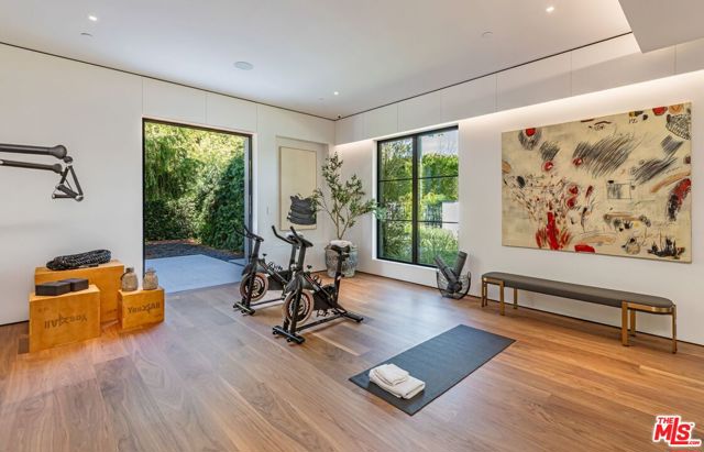 927 N Whittier Drive, Beverly Hills CA: https://media.crmls.org/mediaz/b83c2b8b-94d2-466f-9a13-ef0ee5b3feed.jpg