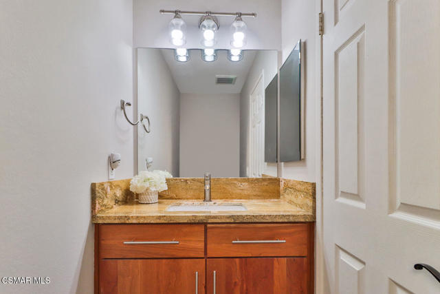 434 Vista Dorado Lane, Oak Park CA: https://media.crmls.org/mediaz/b83e11d2-027b-4c5f-81c4-8ceaefa34ace.jpg