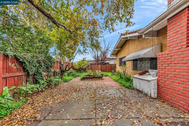 1246 Otis Dr, Alameda CA: https://media.crmls.org/mediaz/b83e9170-1cf4-4d52-b1c6-fde6613f1fbc.jpg