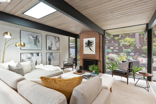 Details for 8156 Coach Dr, Oakland, CA 94605