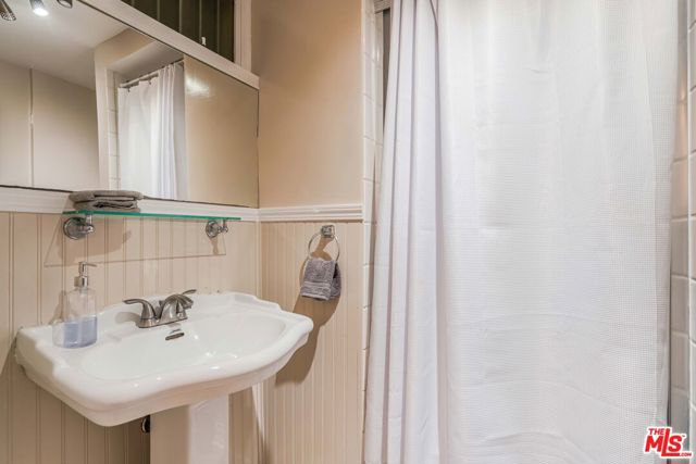 10306 Seabury Lane, Los Angeles CA: https://media.crmls.org/mediaz/b83f49af-0619-4945-96b8-7e610c6e8595.jpg