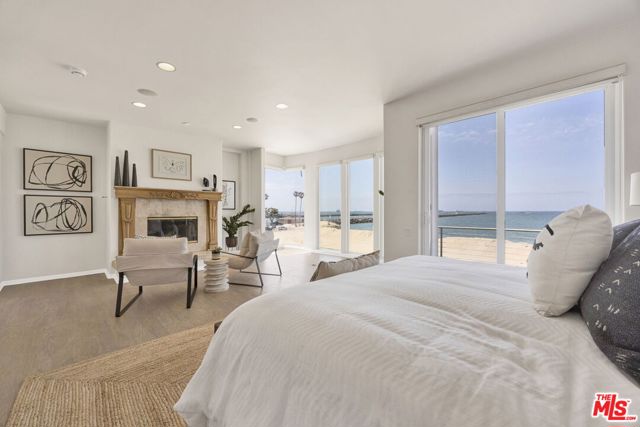7019 E Seaside Walk, Long Beach CA: https://media.crmls.org/mediaz/b83f9f00-95ef-416e-9445-d4c7dd6e4fbe.jpg