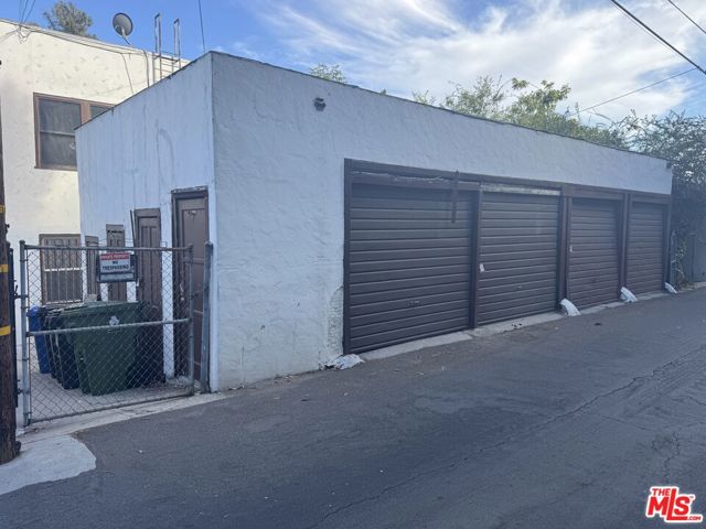 1531 Silver Lake Boulevard, Los Angeles CA: https://media.crmls.org/mediaz/b83fe73d-e4a3-46ed-9681-a92a42daed05.jpg