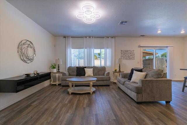 1367 Santini Avenue, Manteca CA: https://media.crmls.org/mediaz/b840799a-44e9-446c-a6e1-d52df05a1bc1.jpg