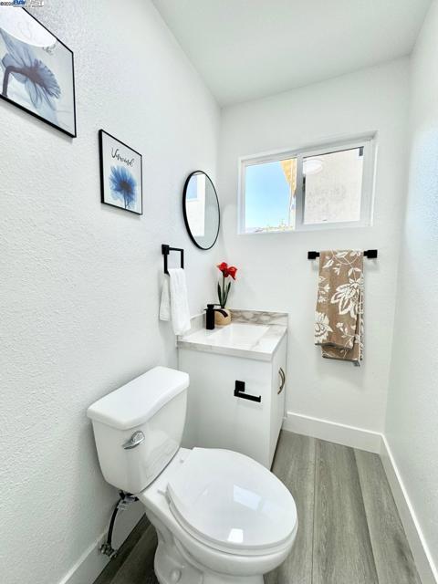 20595 Center St, Castro Valley CA: https://media.crmls.org/mediaz/b842b05a-2523-4c9a-a9c9-ab19b2a5218a.jpg