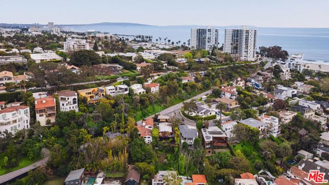 295 Mabery Road, Santa Monica CA: https://media.crmls.org/mediaz/b843324b-6e9b-409f-bced-39079fe56d96.jpg