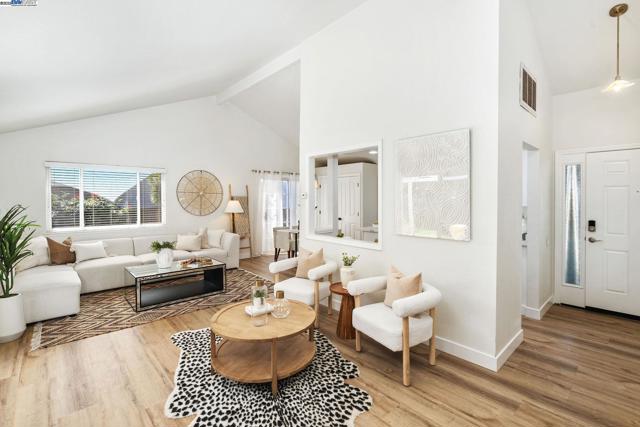 1001 Crellin Rd, Pleasanton CA: https://media.crmls.org/mediaz/b84344a6-37e8-4010-a318-5503b7d47cd2.jpg
