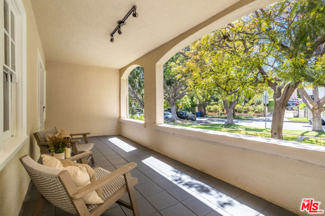 1622 N Orange Grove Avenue, Los Angeles CA: https://media.crmls.org/mediaz/b8434d61-e6d6-4d04-9bbf-87aabe414137.jpg