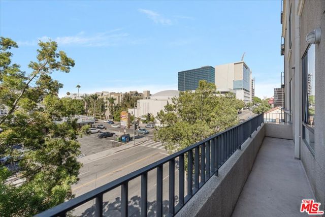 625 S Berendo Street, Los Angeles CA: https://media.crmls.org/mediaz/b8436883-2110-4c74-8675-e37b44889506.jpg