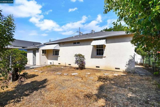 973 Paradise Blvd, Hayward CA: https://media.crmls.org/mediaz/b84385e7-d42a-4038-9e13-f986aa0b89cd.jpg