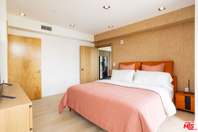 547 N Sweetzer Avenue, West Hollywood CA: https://media.crmls.org/mediaz/b84388dd-7d97-4bbc-92e5-ab91a9441153.jpg