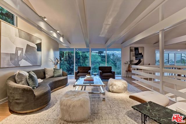 9316 Beverly Crest Drive, Beverly Hills CA: https://media.crmls.org/mediaz/b8440a0b-2559-4f2e-a7aa-3a8e3266bb99.jpg