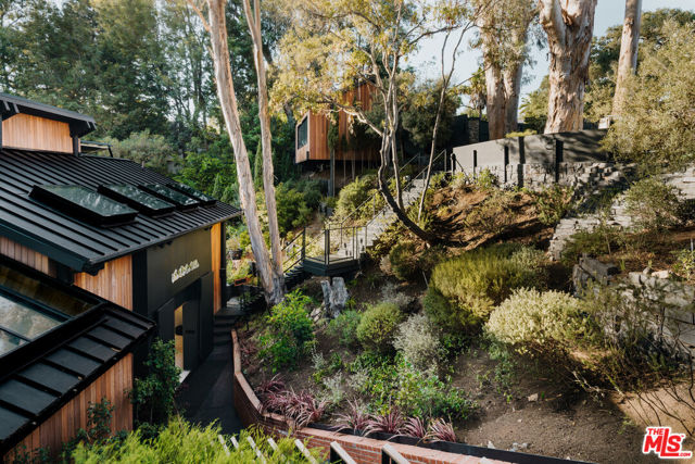 1509 Amalfi Drive, Pacific Palisades CA: https://media.crmls.org/mediaz/b8441383-7d52-4279-a59e-a17e2d0c930a.jpg