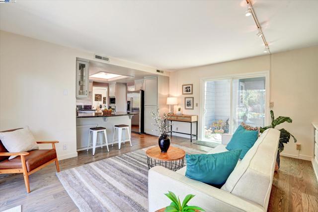 37 Clipper Drive, Alameda CA: https://media.crmls.org/mediaz/b844f03c-fc84-41a1-9a03-66031620f553.jpg