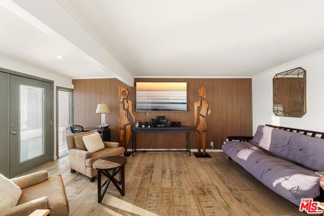 43000 Pacific Coast Highway, Malibu CA: https://media.crmls.org/mediaz/b8454326-3d7c-4991-bab1-5a7da0a1e552.jpg