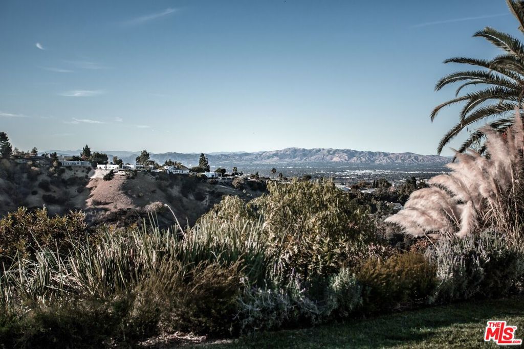 https://media.crmls.org/mediaz/b84668be-fdb7-4fbe-81c5-d47c945c0246.jpg?preset=X-Large