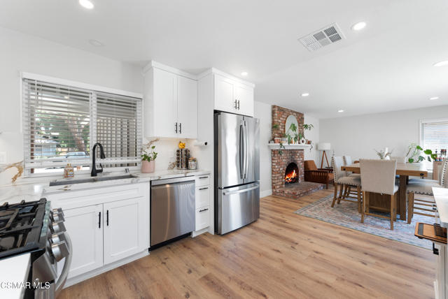 3268 Hilldale Avenue, Simi Valley CA: https://media.crmls.org/mediaz/b8467577-3c8a-46eb-8137-30fe5909176b.jpg
