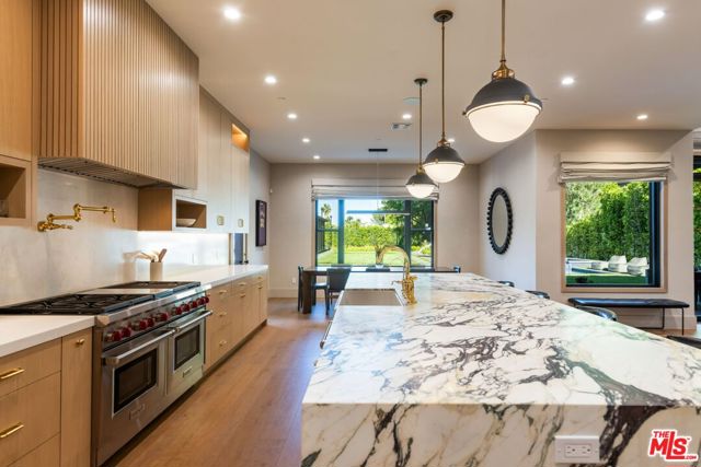 5084 Valjean Avenue, Encino CA: https://media.crmls.org/mediaz/b8470a03-3d98-45fe-af7f-ab14aa1599d8.jpg