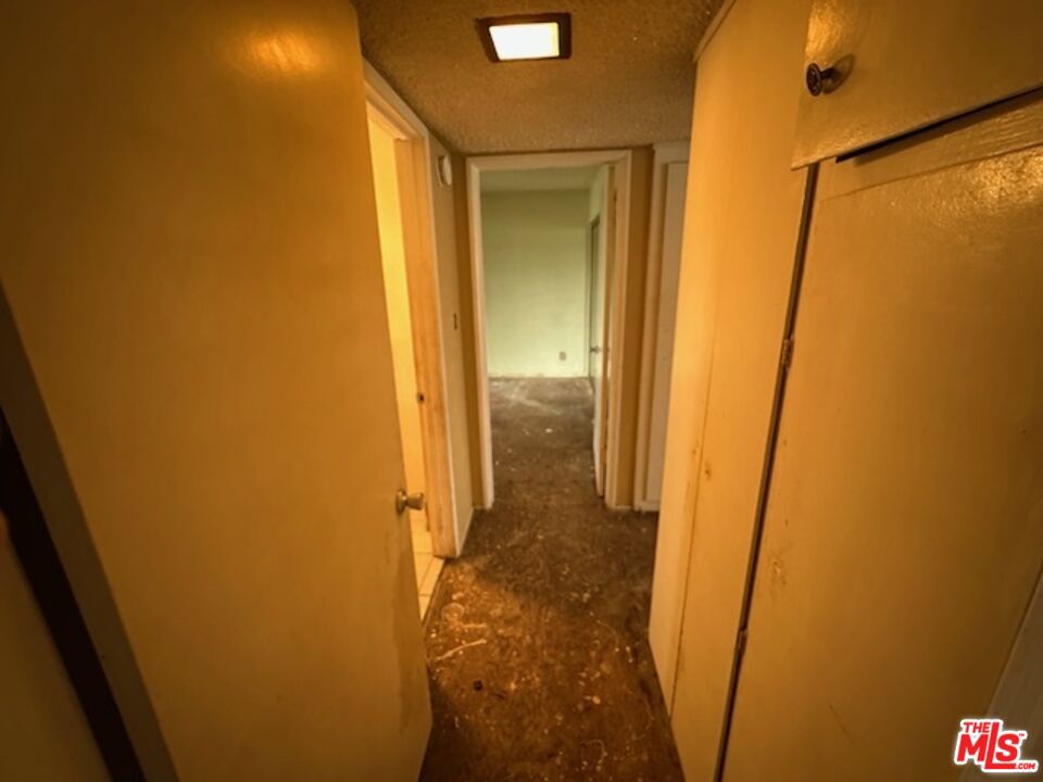 https://media.crmls.org/mediaz/b8474feb-c64d-4ac2-a5b9-ce7872b66ff3.jpg?preset=X-Large