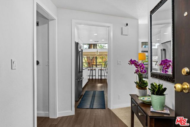 200 N Swall Drive, Beverly Hills CA: https://media.crmls.org/mediaz/b847c338-89b1-42e4-abeb-75ab3b7c3d4b.jpg