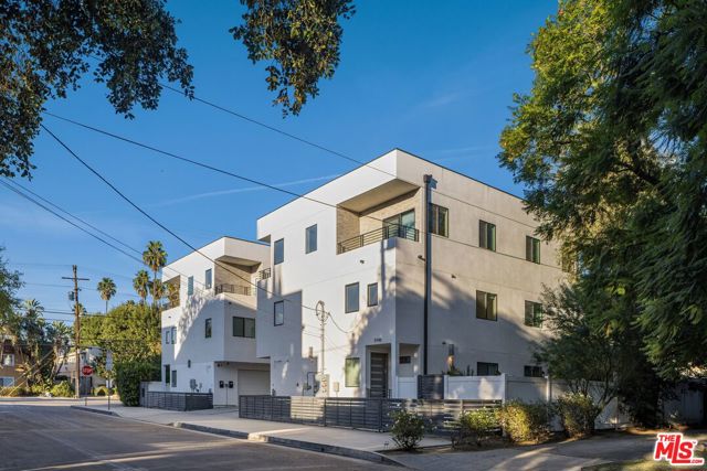 13822 Oxnard Street photo 7