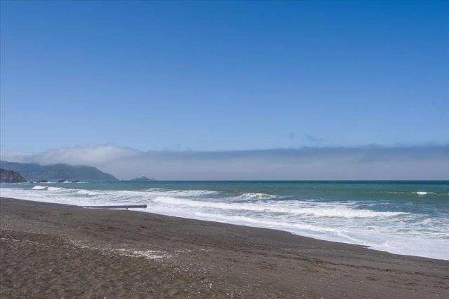 2355 Beach Boulevard, Pacifica CA: https://media.crmls.org/mediaz/b848f5fa-1454-4343-b360-4444c16be05c.jpg