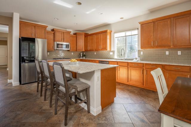 Detail Gallery Image 4 of 26 For 1247 Bellingham Dr, Oceanside,  CA 92057 - 4 Beds | 3 Baths