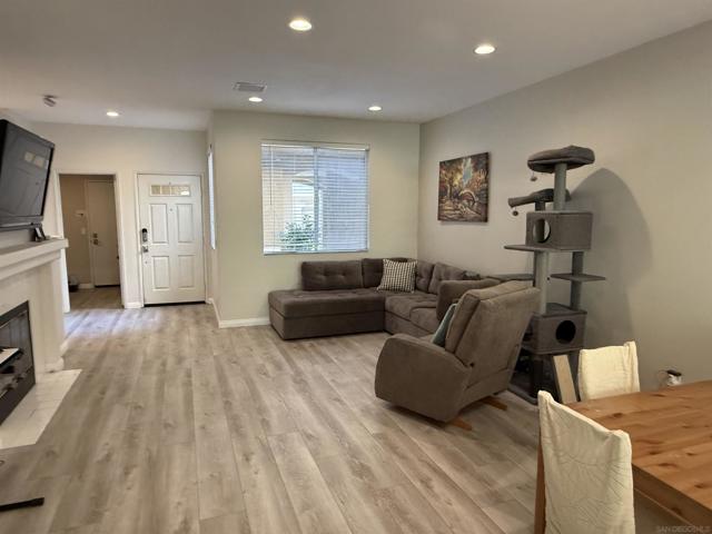 12530 Heatherton Ct, San Diego CA: https://media.crmls.org/mediaz/b84ae9eb-0690-4784-bac7-c81f97b7eff4.jpg