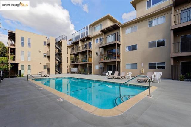 425 Orange Street, Oakland CA: https://media.crmls.org/mediaz/b84dd735-5e6e-4f37-8a13-b93f9c5816d5.jpg