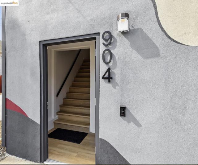 904 41st St, Oakland CA: https://media.crmls.org/mediaz/b84e907c-2ad5-4a95-bb42-54125d1d3a3b.jpg