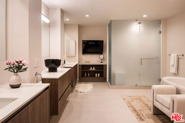 460 N Palm Drive, Beverly Hills CA: https://media.crmls.org/mediaz/b84eda48-ae40-410d-b178-3a9a107353c1.jpg